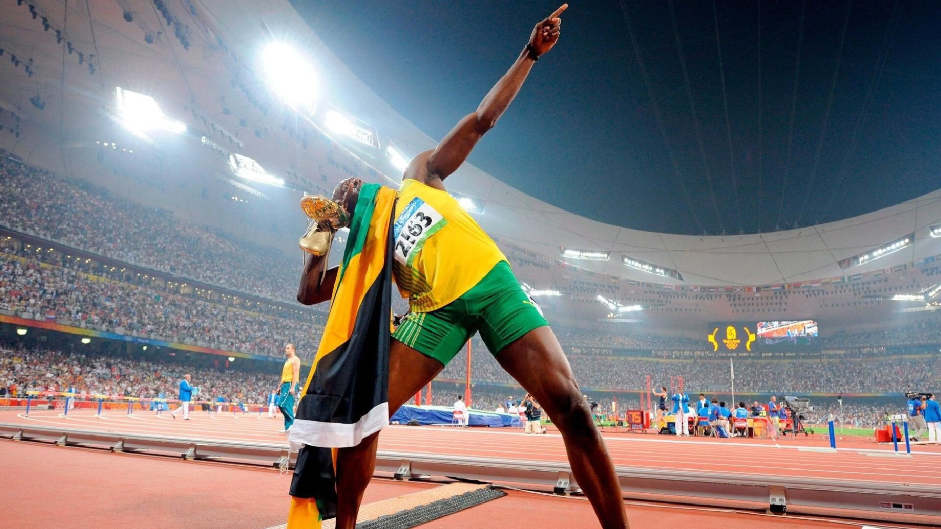 “高新体育中心健力赛:选手们挑战极限重量,赛场气氛紧张”